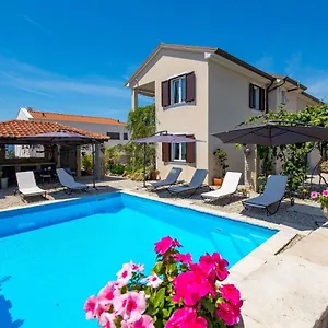  Apartment Bugenvila
